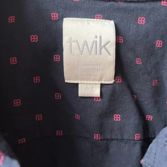 3/$25 Twik cotton button up T-shirt. Navy blue with dark pink design. Size Sml - Picture 4 of 4